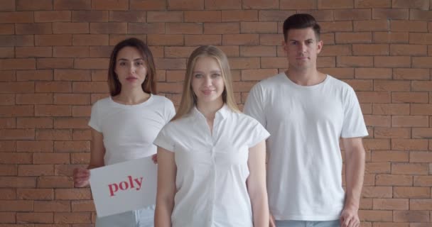 Knappe Man Twee Mooie Vrouwen Bakstenen Achtergrond Polyamoreel Concept — Stockvideo