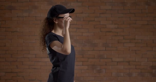 Protector Seguridad Afroamericano Femenino Quitándose Las Gafas Teñidas Contra Fondo — Vídeos de Stock