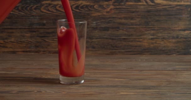 Verser Jus Tomate Frais Dans Verre Sur Fond Bois — Video