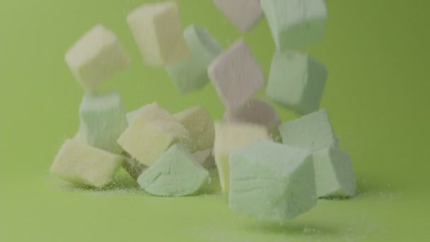 Söta Marshmallows Faller Färg Bakgrund — Stockvideo