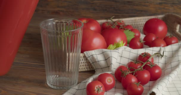 Versare Succo Pomodoro Fresco Vetro Fondo Legno — Video Stock