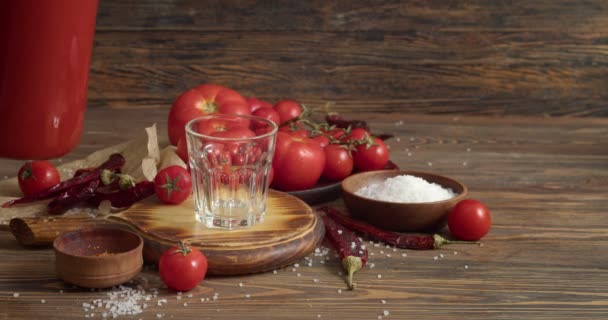 Hällning Färsk Tomatjuice Glas Trä Bakgrund — Stockvideo