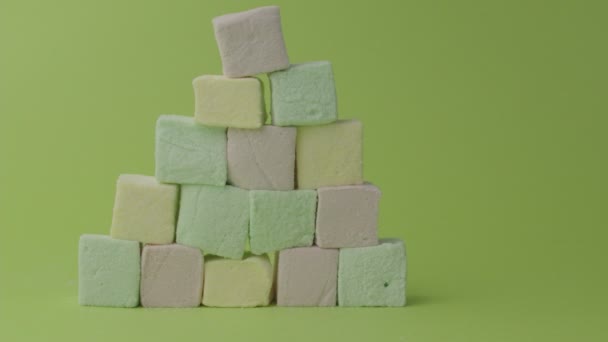 Süße Marshmallows Auf Farbigem Hintergrund — Stockvideo