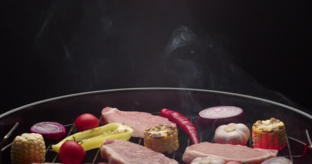 Koken Van Sappig Vlees Groenten Barbecue Grill Tegen Donkere Achtergrond — Stockvideo
