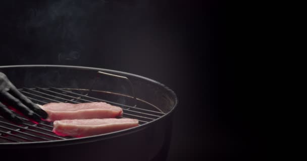 Poner Carne Verduras Crudas Jugosas Parrilla Barbacoa Sobre Fondo Oscuro — Vídeo de stock