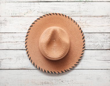 Hafif ahşap zemin üzerinde şık bir şapka