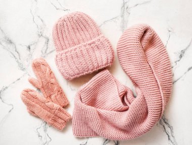 Ilık şapka, eldivenler ve açık arkaplanda eşarp