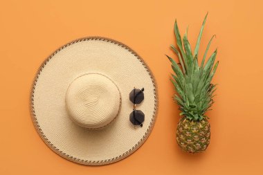 Renkli şapka, güneş gözlüğü ve ananas.