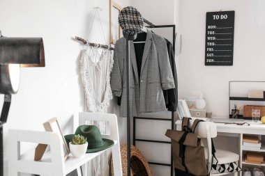 Modern iş yeri ve şık kadın kıyafetleriyle dolu bir oda.