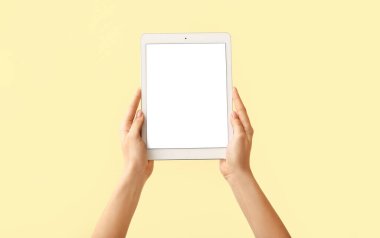 Renkli arka planda tablet bilgisayarı olan kadın
