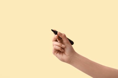 Renk arkaplanında işaret olan kadın