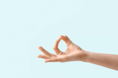 Renk arkaplanında iyi görünen kadın