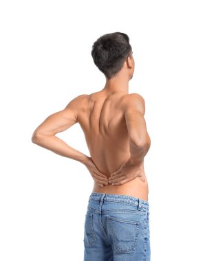 Beyaz arka planda sırt ağrısı çeken genç bir adam.