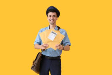 Renkli arkaplanı olan yakışıklı bir postacı.