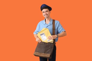 Renkli arka planda yakışıklı genç postacı