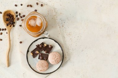 Hafif arkaplanda lezzetli buzlu kahve kavanozu olan kompozisyon