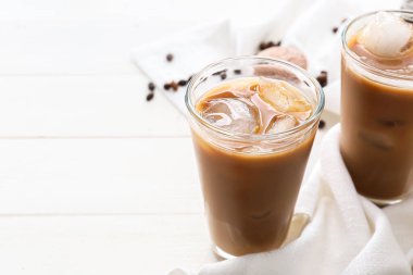 Masada bir bardak lezzetli buzlu kahve.