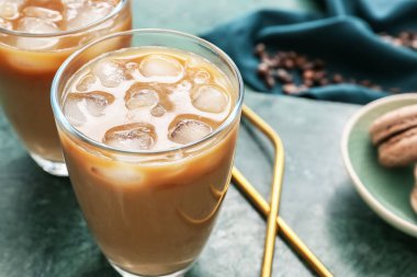 Bir bardak lezzetli buzlu kahve, yakın plan.