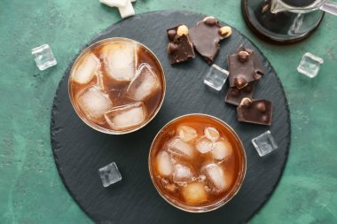 Renkli arka planda lezzetli buzlu kahve bardaklarıyla kompozisyon