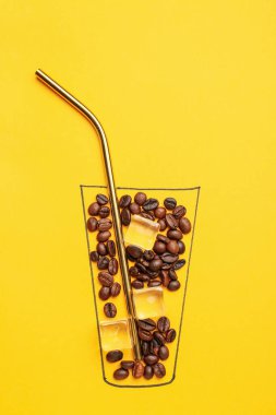 Kahve çekirdekli çizilmiş cam ve arka planda buz.