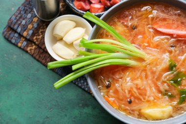 Renkli arkaplanda lezzetli lahana turşusu çorbası, yakın plan.