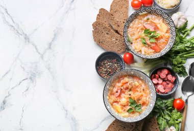 Hafif arkaplanda lezzetli lahana turşusu çorbası ile kompozisyon