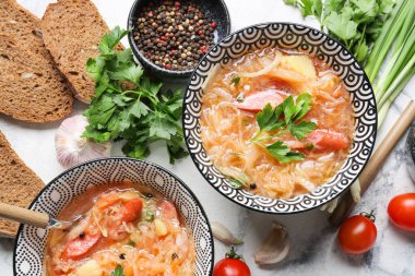 Hafif arkaplanda lezzetli lahana turşusu çorbası ile kompozisyon