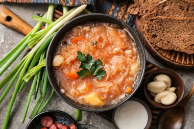 Arka planda lezzetli lahana turşusu çorbası ile kompozisyon