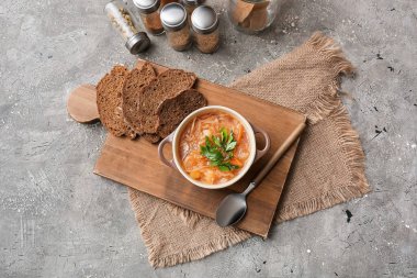 Arka planda lezzetli lahana turşusu çorbası ile kompozisyon