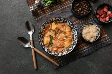 Koyu arkaplanda lezzetli lahana turşusu çorbası ile kompozisyon