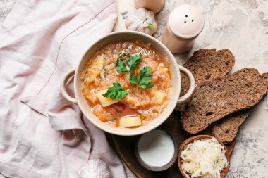 Hafif arkaplanda lezzetli lahana turşusu çorbası ile kompozisyon