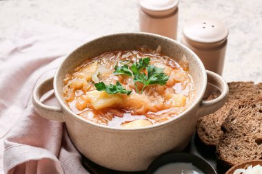 Hafif arka planda lezzetli lahana turşusu çorbası.