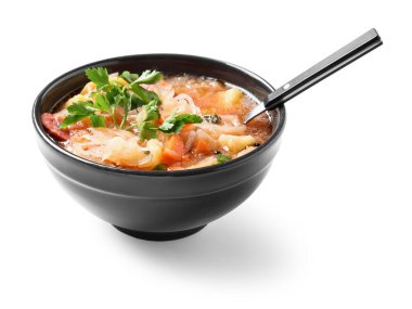 Beyaz arka planda lezzetli lahana turşusu çorbası.