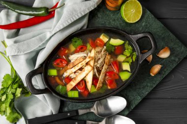 Lezzetli Sopa de Lima çorbası ile koyu ahşap arka planda kompozisyon