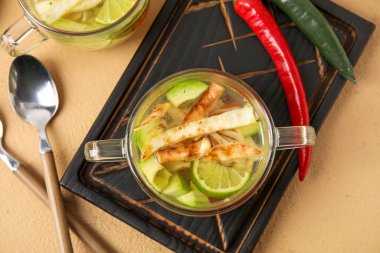 Arka planda bir kase lezzetli Sopa de Lima çorbası