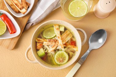 Renkli arkaplanda lezzetli Sopa de Lima çorbasıyla kompozisyon