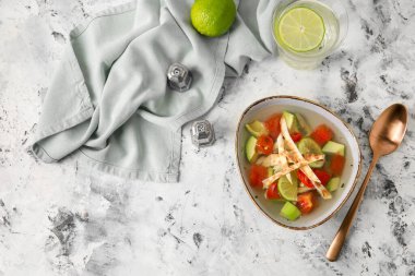 Hafif arkaplanda lezzetli Sopa de Lima çorbasıyla kompozisyon