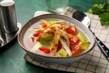 Sofrada bir kase lezzetli Sopa de Lima çorbası.