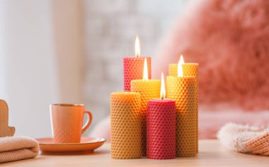 Odanın ahşap masasında mum yakmak.