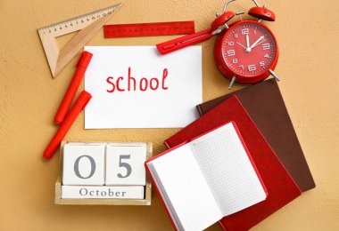 Kelime OKULU, Küp takvimi ve renk arkaplanı üzerine kırtasiye kağıdı