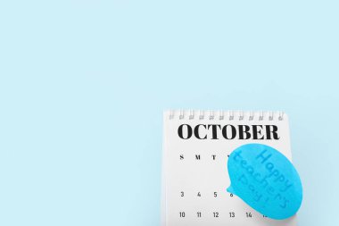 Takvimi renk arkaplan üzerinde Mutlu Öğretmenler Günü metniyle çevir