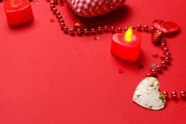 Renkli arka planda güzel kalpler ve boncuklar. Sevgililer Günü kutlaması