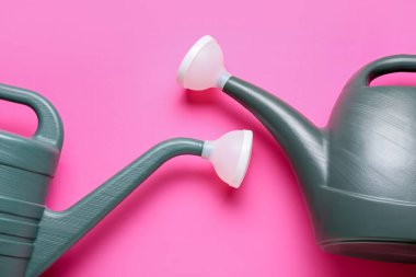 Renk arkaplanı üzerindeki su kutuları