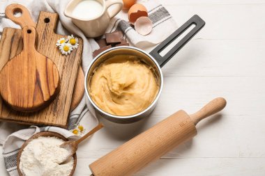 Yumuşak ahşap zemin üzerinde churros hazırlamak için gerekli malzemeler