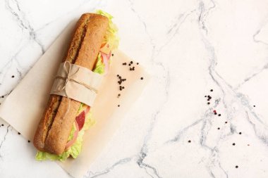 Hafif arka planda lezzetli ciabatta sandviçi olan tahta