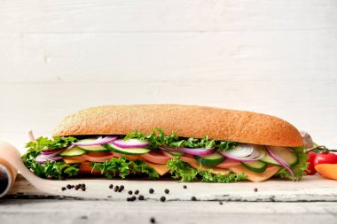 Hafif arka planda lezzetli bir sandviç.