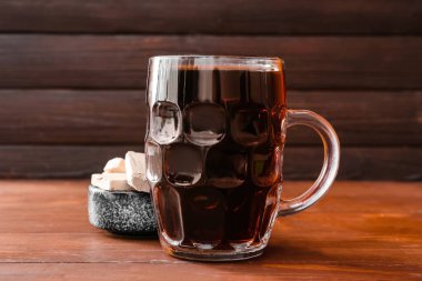 Ahşap arka planda bir kupa taze kvass
