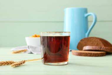 Renkli ahşap arka planda bir bardak taze kvass
