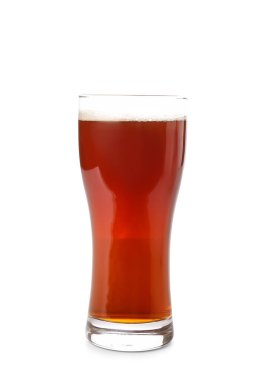 Beyaz arka planda bir bardak taze kvass