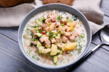 Koyu ahşap arka planda lezzetli okroshka tabağı.